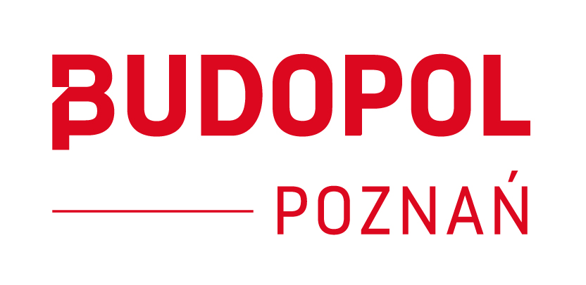 Czerwone logo na białym tle. u góry nazwa BUDOPOL. W dolnej linijce, po lewej stronie czerwona kreska, obok niej napis POZNAŃ.